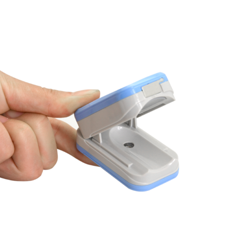 Pulssoksümeeter AM-806 Pulssoksümeeter/termomeeter AM-806 avatuna