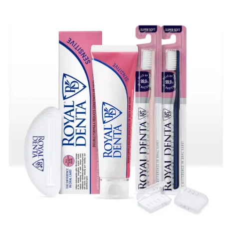 GO Sensitive komplekt 428 Royal Denta Sensitive Go komplekt - kaks hambaharja, 130g hambapasta, tuubi pigistaja ja hambaharjakorgid, kosmeetikakott