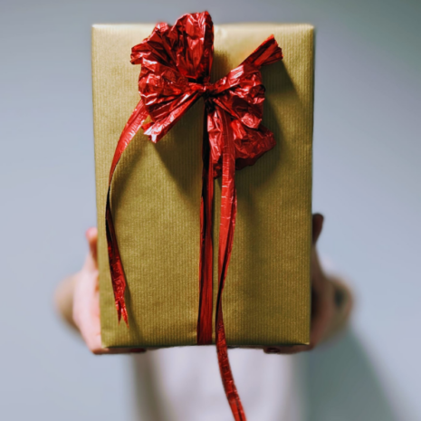 Kuldne kingipakk punase paela ja lipsuga