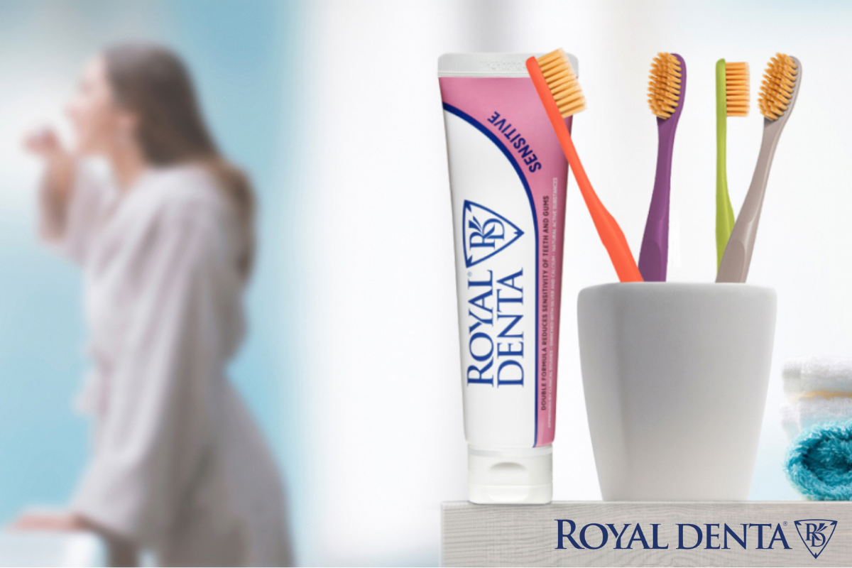 naine peseb hambaid, esiplaanil royal denta hambapasta ja hambaharjad
