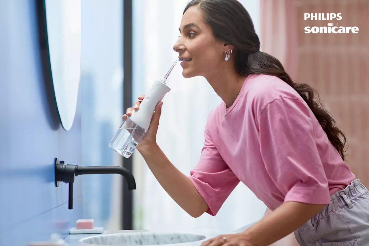 naine peseb Philips sonicare flosser 3000 hambavahesid